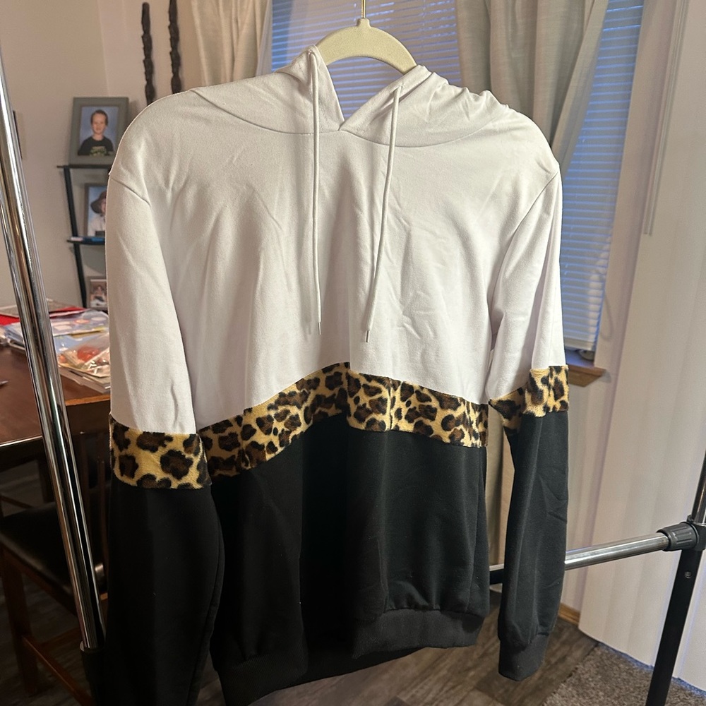 Light weight pull over hoodie with cheetah print!